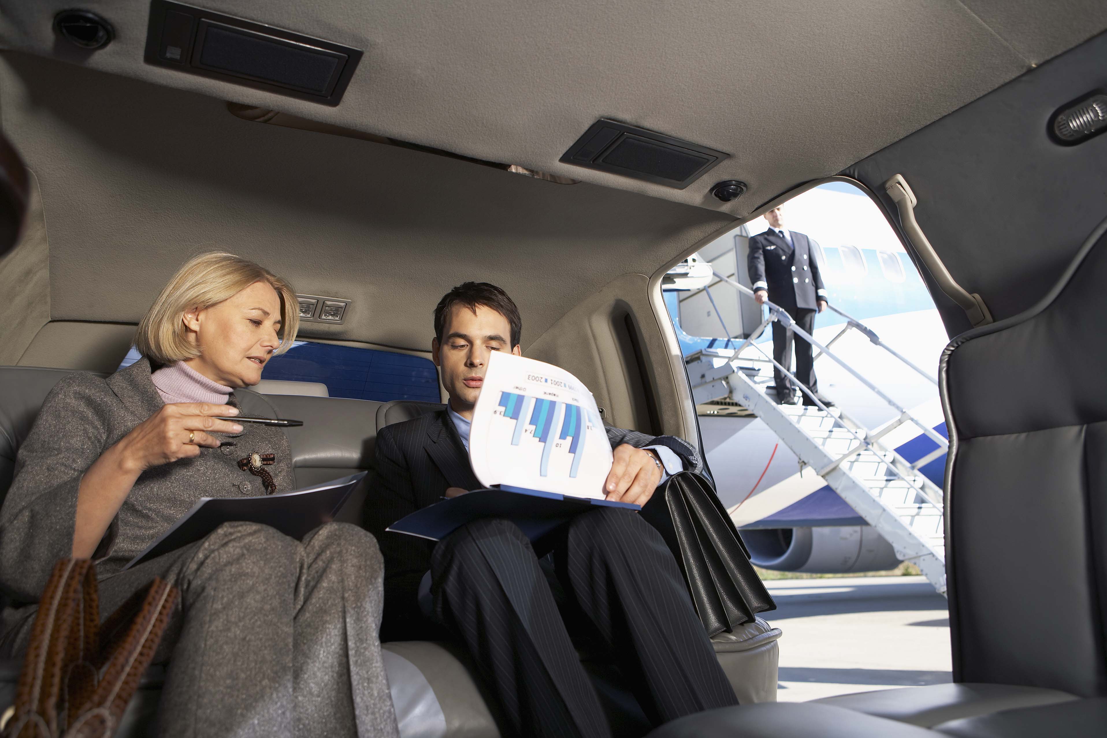 The Benefits of Choosing an Airport Shuttle Service for Stress-Free Travel
